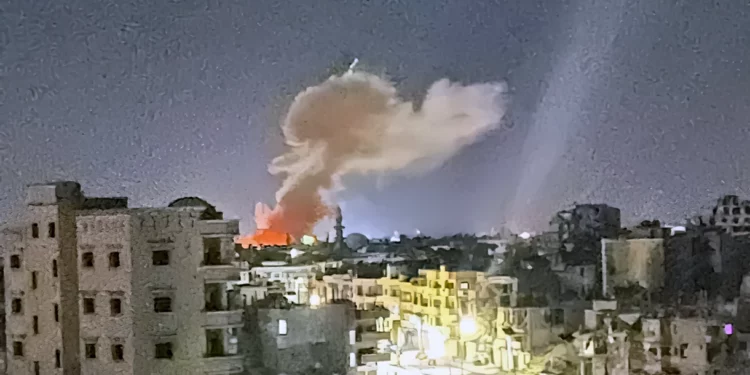 Ataques aéreos israelíes en Siria dejan cinco soldados heridos y daños materiales