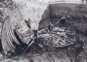 Barco vikingo descubierto en antiguo cementerio noruego