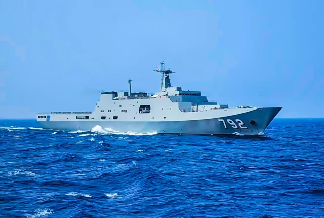 El imponente buque anfibio HTMS Chang llega a Tailandia
