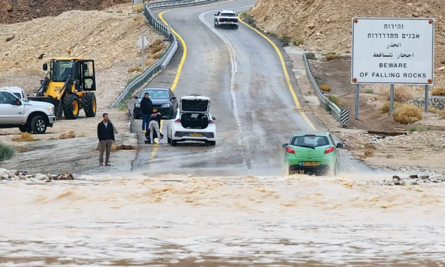 Tormentas causan cierre de carreteras y sitios turísticos en Israel