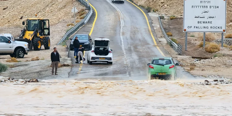 Tormentas causan cierre de carreteras y sitios turísticos en Israel