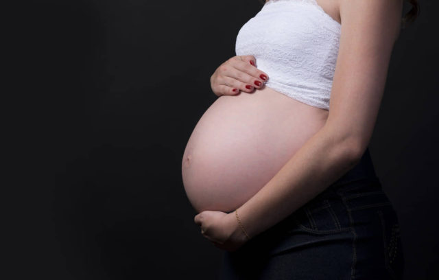 Mujeres embarazadas pueden tener una inmunidad al COVID-19