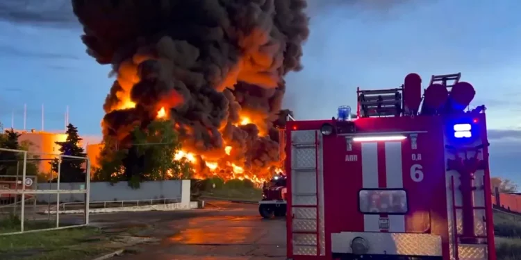 Incendio enorme en depósito de Crimea tras ataque con dron
