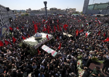 Miles asisten al funeral de dos oficiales del CGRI muertos en ataques en Siria atribuidos a Israel