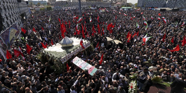 Miles asisten al funeral de dos oficiales del CGRI muertos en ataques en Siria atribuidos a Israel