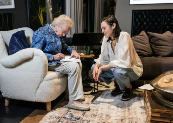 Gal Gadot recibe a superviviente del Holocausto en su casa
