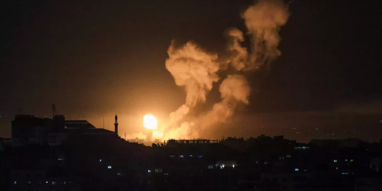 Israel ataca túneles y fábricas de armas de Hamás en Gaza