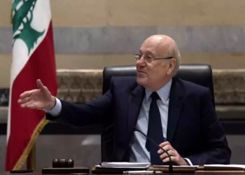 El primer ministro interino libanés, Najib Mikati, encabeza una reunión de gabinete en Beirut, Líbano, el 18 de enero de 2023. (Bilal Hussein/AP)