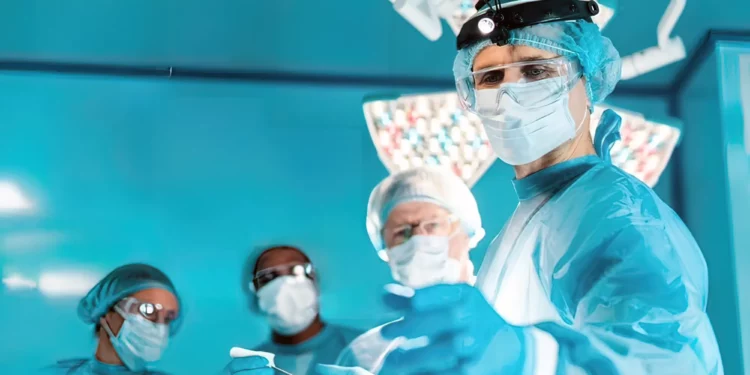 Dispositivo en la punta de los dedos mide el dolor de pacientes durante cirugía