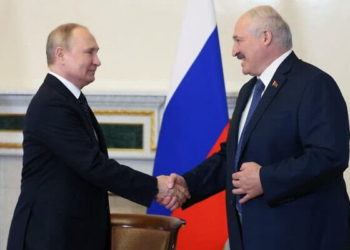 El presidente ruso Vladimir Putin (L) estrecha la mano de su homólogo bielorruso Alexander Lukashenko durante su reunión en San Petersburgo, el 25 de junio de 2022. (Mikhail Metzel/Sputnik/AFP)