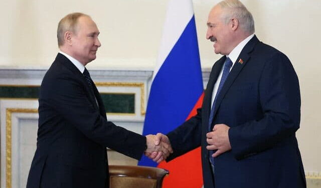 El presidente ruso Vladimir Putin (L) estrecha la mano de su homólogo bielorruso Alexander Lukashenko durante su reunión en San Petersburgo, el 25 de junio de 2022. (Mikhail Metzel/Sputnik/AFP)