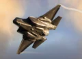 F-35 israelí aterriza tras inesperado choque con ave en vuelo