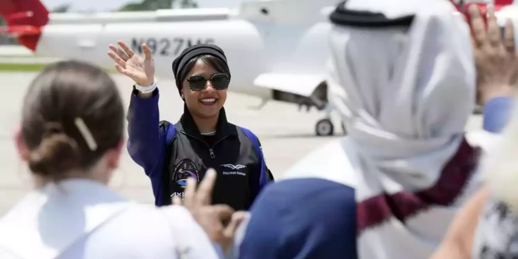 La primera mujer astronauta de Arabia Saudí despega hacia la estación espacial