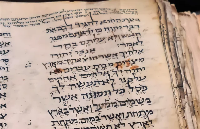 La Codex Sassoon, la Biblia hebrea más antigua, vendida por $38.1 millones