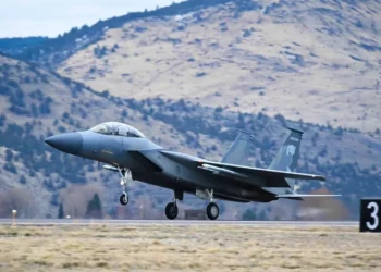 Piloto de la Guardia Nacional Aérea sale ileso tras derrape de un F-15D en Oregón
