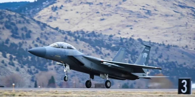 Piloto de la Guardia Nacional Aérea sale ileso tras derrape de un F-15D en Oregón