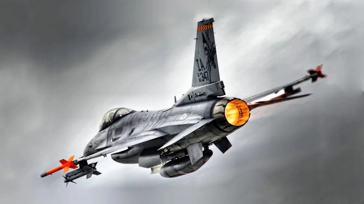 Ucrania busca entrenar con los F-16: pero Estados Unidos lo impide