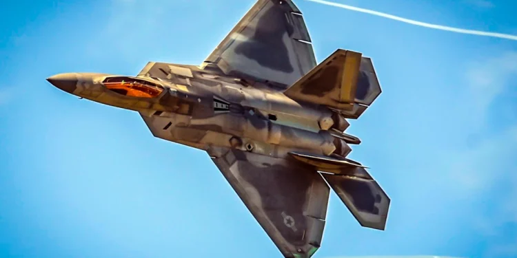 EE. UU. despliega cazas F-22 cerca de la frontera rusa