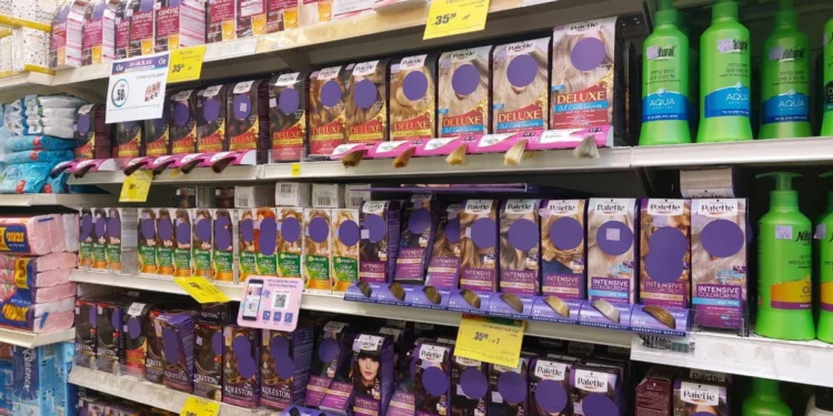 Farmacia de Bnei Brak promueve la visibilidad de las mujeres en sus productos