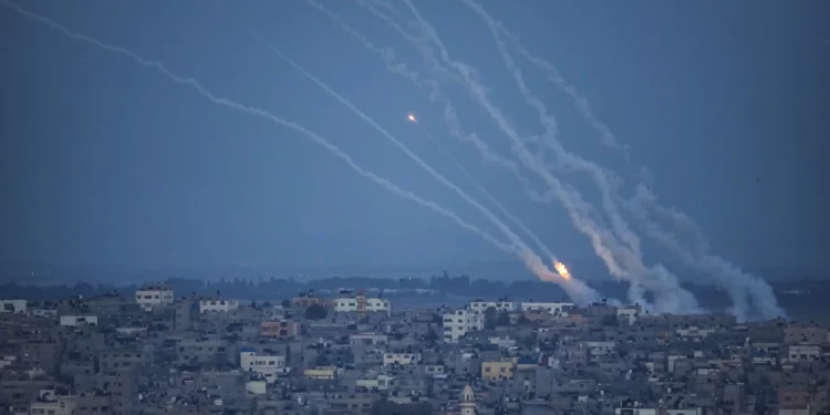 Lanzamiento masivo de cohetes en Tel Aviv: Sin tregua a la vista