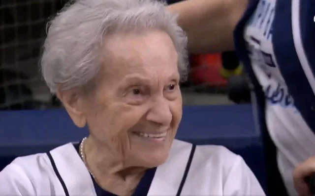 Superviviente del Holocausto realiza el primer lanzamiento para los Tampa Bay Rays