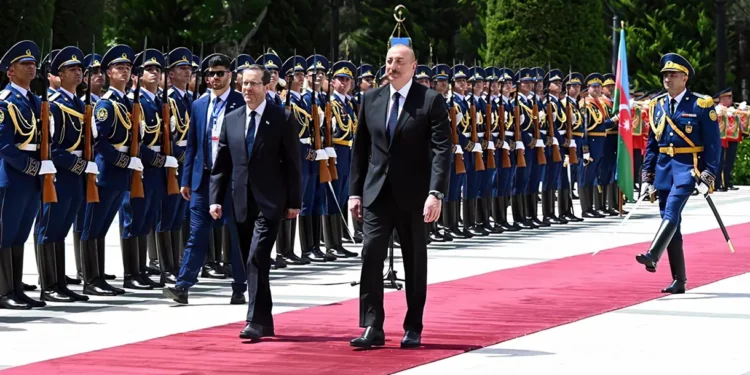 En Bakú, el presidente de Azerbaiyán agradece a Herzog el suministro de armas israelíes