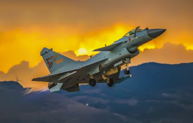 China exhibe cazas J-10 y J-31 a un aliado militar de EE. UU.