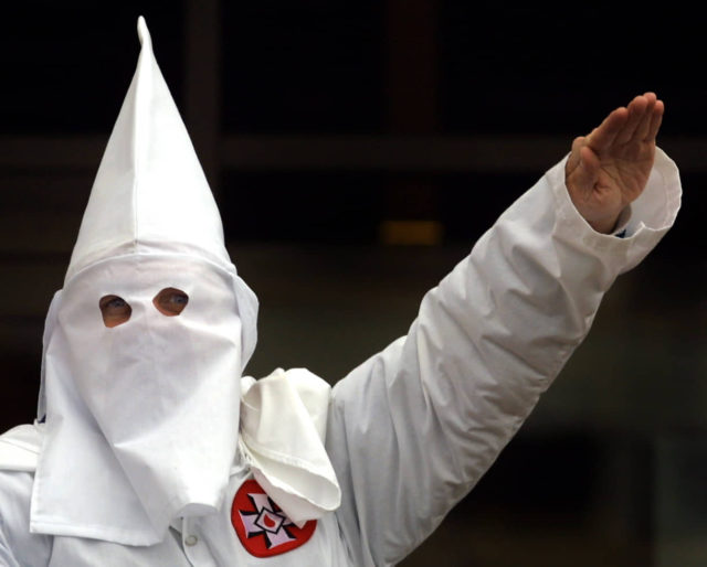 Suspenden profesora tras incidente relacionado con el Ku Klux Klan