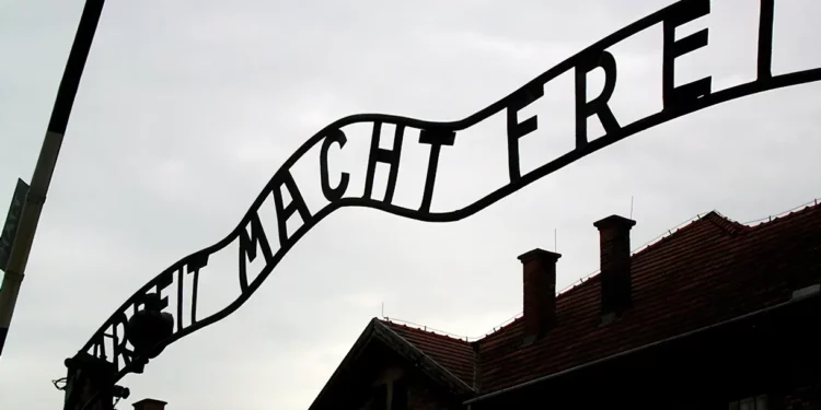 Museo de Auschwitz critica uso de sus imágenes por partido polaco