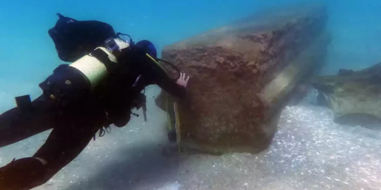 Descubren un tesoro de mármol en un naufragio de hace 1.800 años en Israel