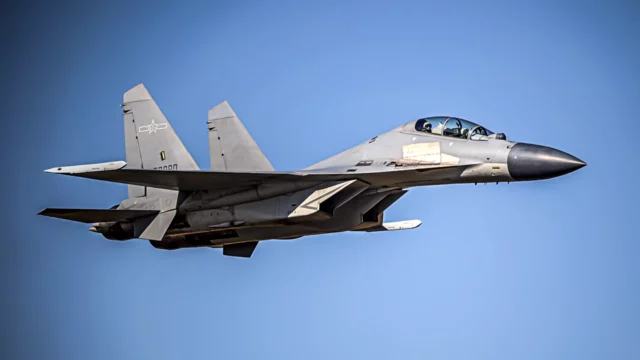 China refuerza su flota de combate con la incorporación de más cazas J-16
