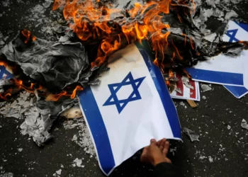 Adolescente canadiense condenado por quemar banderas israelíes