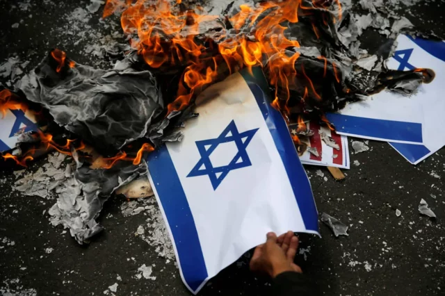 Adolescente canadiense condenado por quemar banderas israelíes