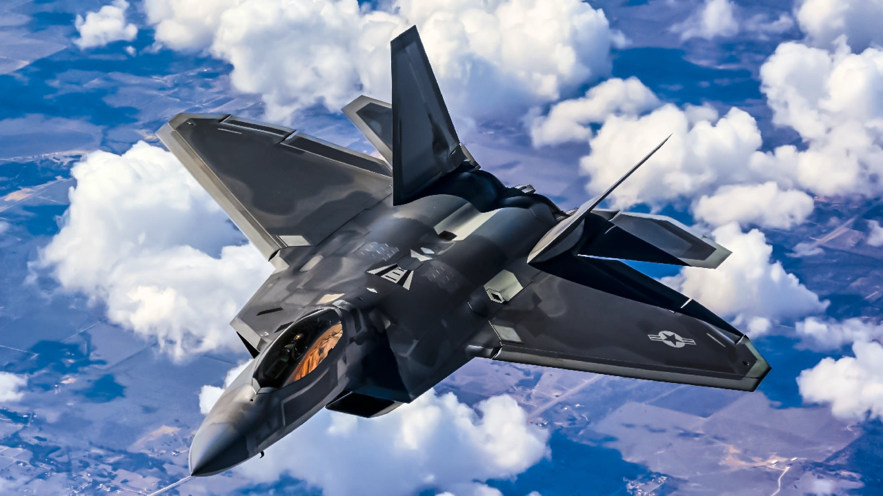 : F-22 Raptor patrulla los cielos de Europa del Este para disuadir a Rusia