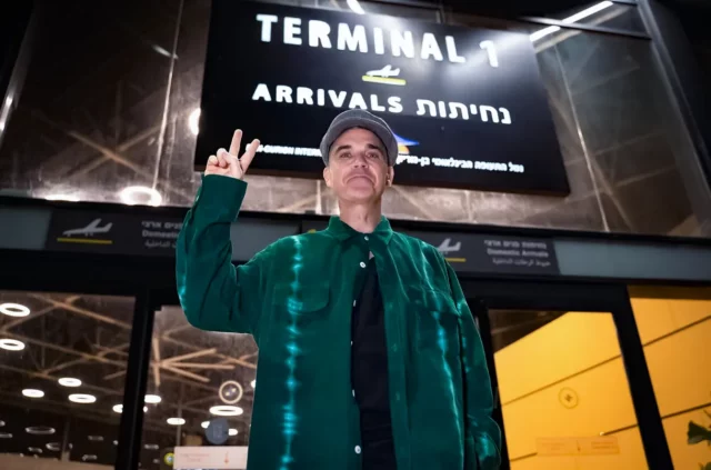 Robbie Williams aterriza en Israel “increiblemenete emocionado”