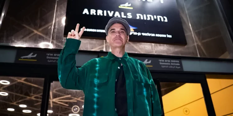 Robbie Williams aterriza en Israel “increiblemenete emocionado”