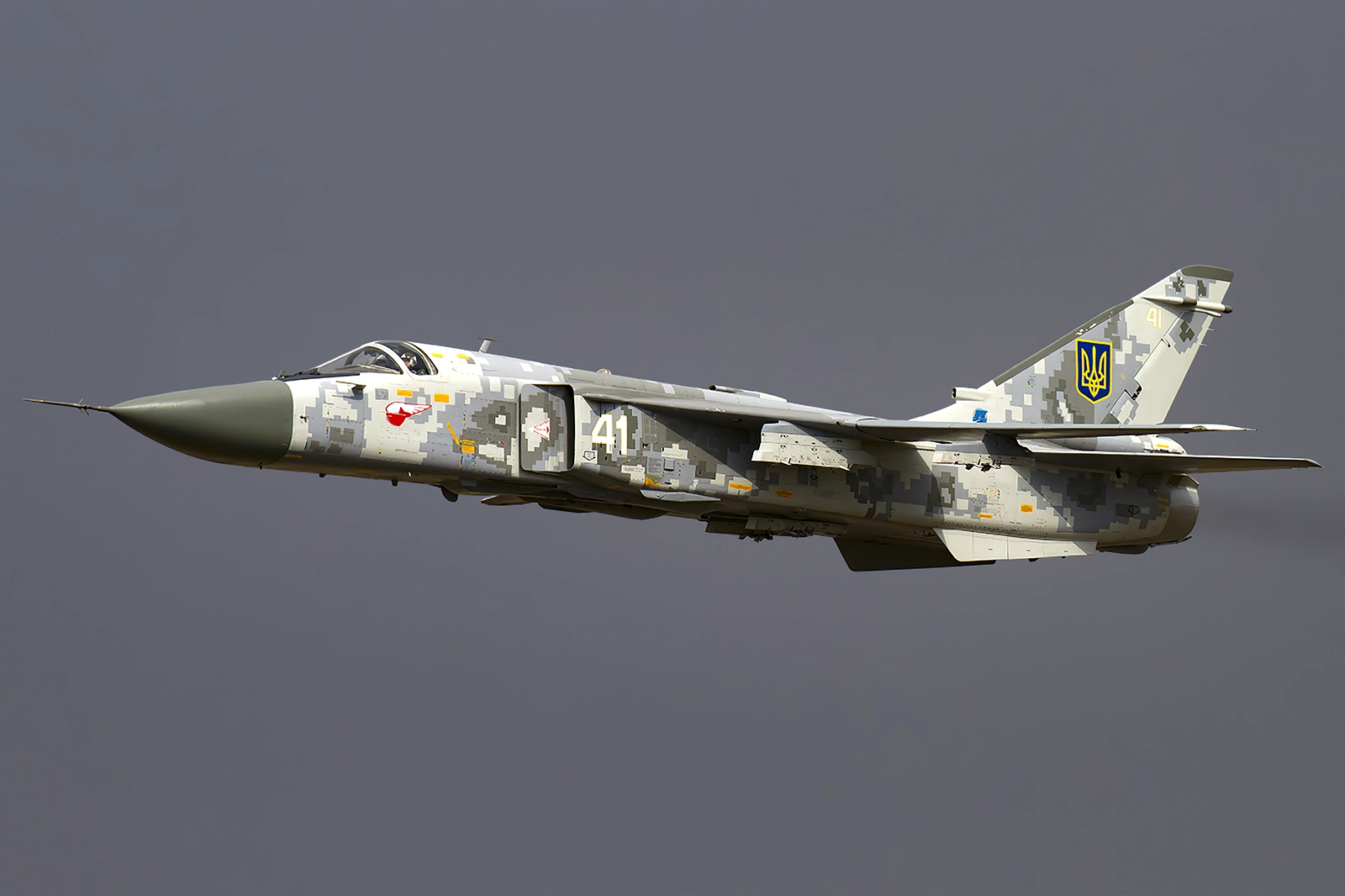Rebeldes incendian avión militar Su-24 en planta de aviación Sukhoi