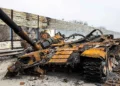 Tanques rusos caen ante la artillería ucraniana