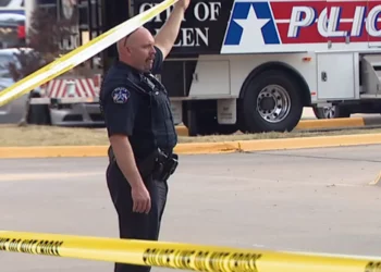 Tirador neonazi siembra terror en centro comercial de Texas