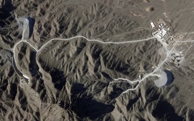 Irán promete cooperar con inspectores tras el descubrimiento de nuevos túneles cerca de instalación nuclear