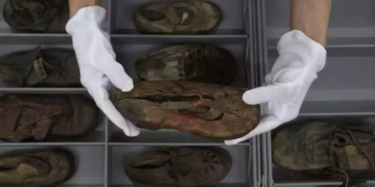 Inicia proyecto conmovedor: conservación de 8.000 zapatos de niños en Auschwitz