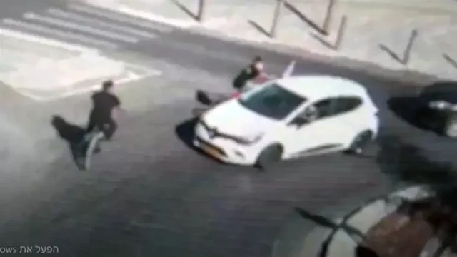 Adolescentes árabes arrancan banderas israelíes en Jerusalén