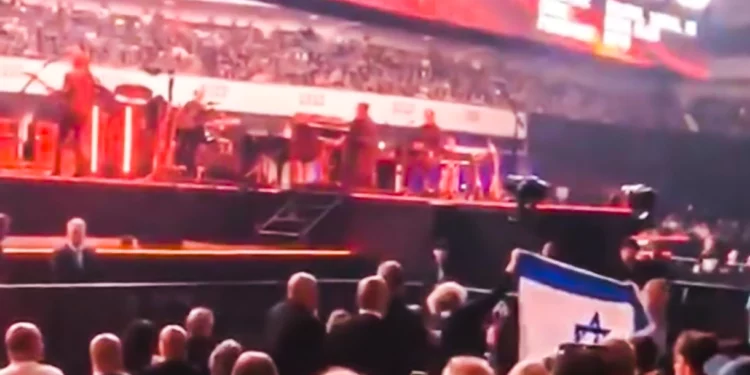 Un manifestante con bandera israelí irrumpe en concierto de Roger Waters en Frankfurt