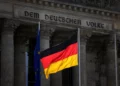 Tribunal alemán absuelve a microbiólogo de COVID que compara a Israel con Alemania nazi