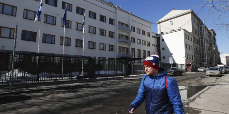 La Embajada de Finlandia en Rusia enfrenta congelación de cuentas bancarias desde abril