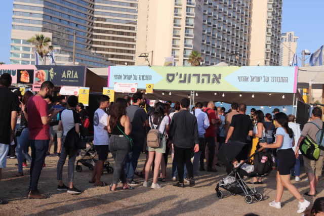 Pros y contras de hacer fila en Israel: Una experiencia única y desafiante