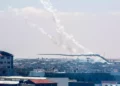 Ataque con cohetes de Gaza hiere a dos trabajadores palestinos en Israel