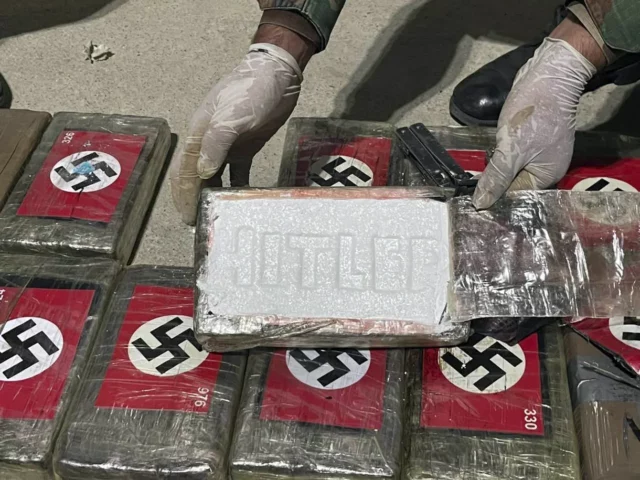 Cocaína con símbolos nazis interceptada por la policía en Perú