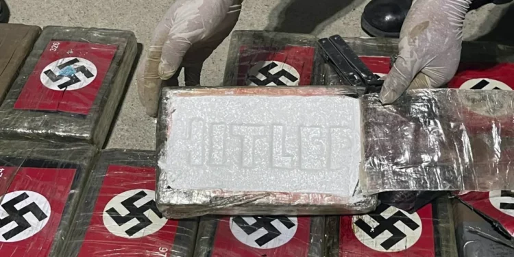 Cocaína con símbolos nazis interceptada por la policía en Perú