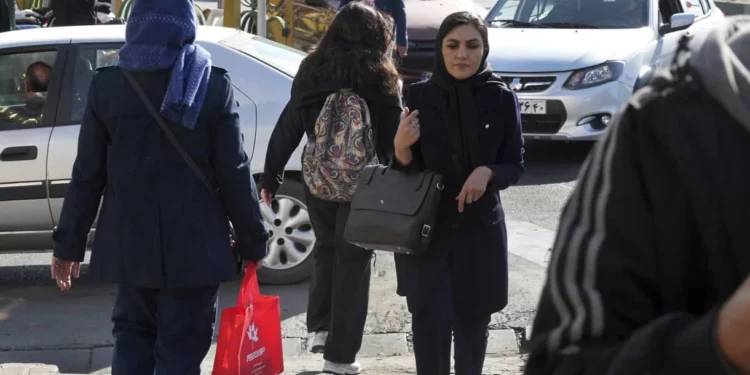 Irán: actrices enfrentan cargos por desafiar código de vestimenta